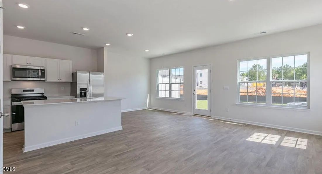4 bed, 2.5 bath, 1658 sqft, $1,995 — Photo 2
