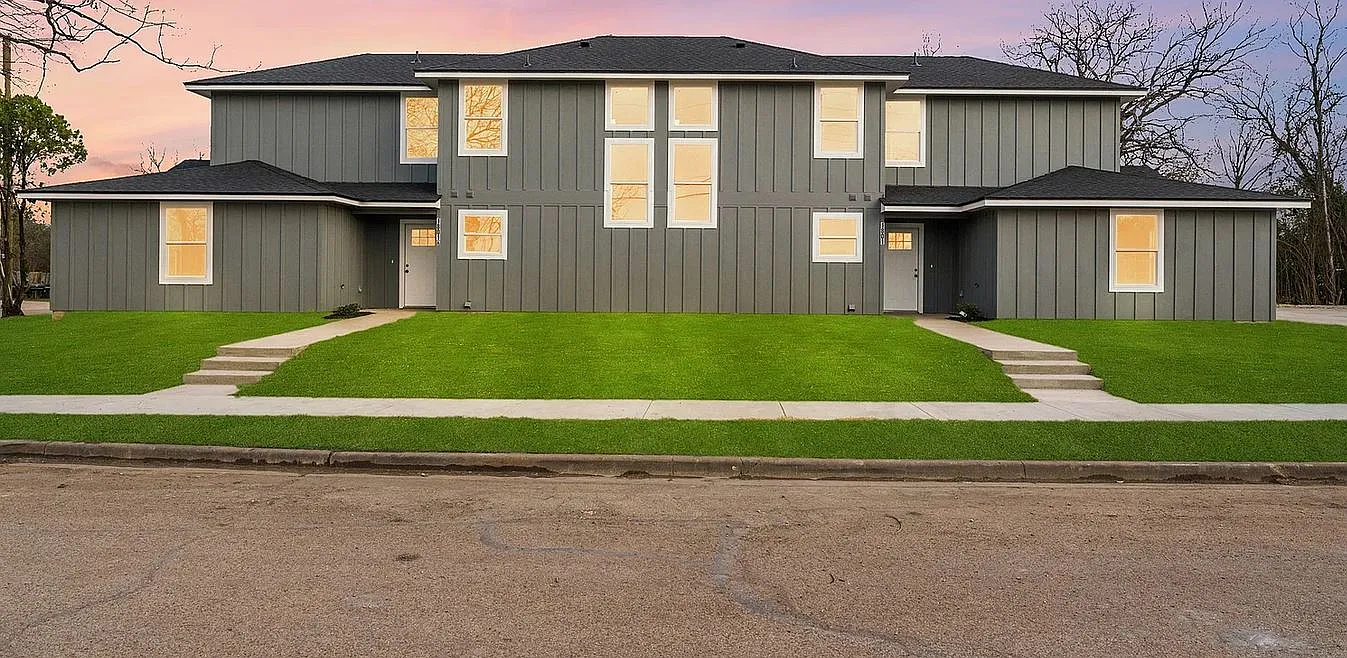 3 bed, 3.5 bath, 1600 sqft, $1,900 — Photo 1
