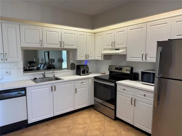 1110 SW 125th Ave APT 209M, Pembroke Pines, FL 33027