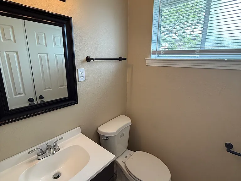 1048 University St — Photo 12
