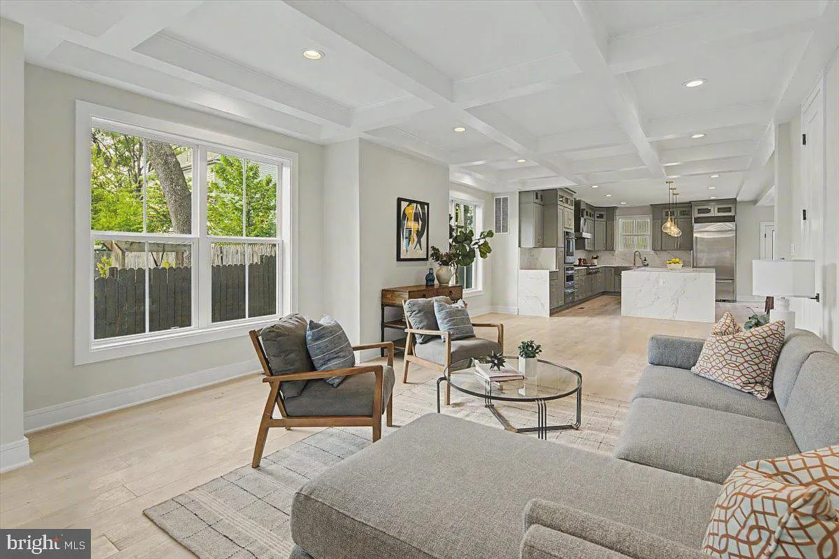 6 bed, 5.5 bath, 5450 sqft, $9,500 — Photo 1