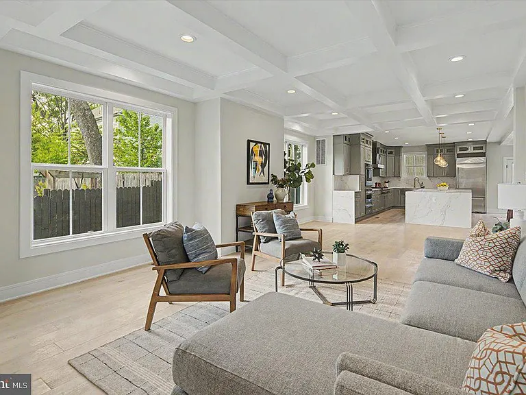 2902 Vista St NE — Photo 1