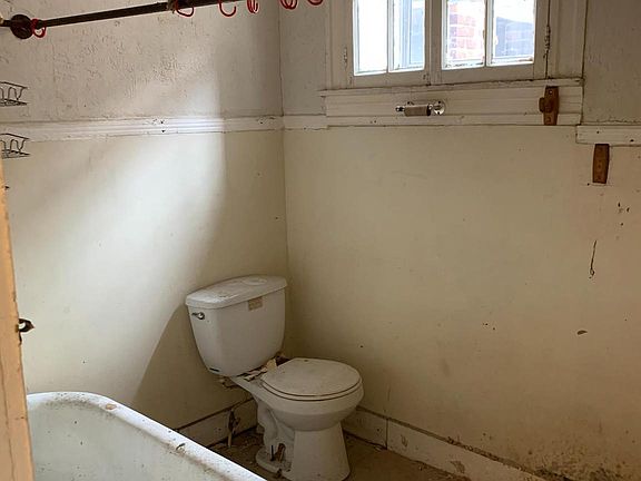 3rd image of 2038 Kennedy Ave