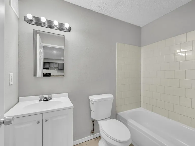 Lakeview Apartments — Photo 8