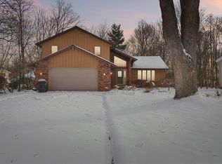 6235 Sunnywood Dr, Solon, OH 44139