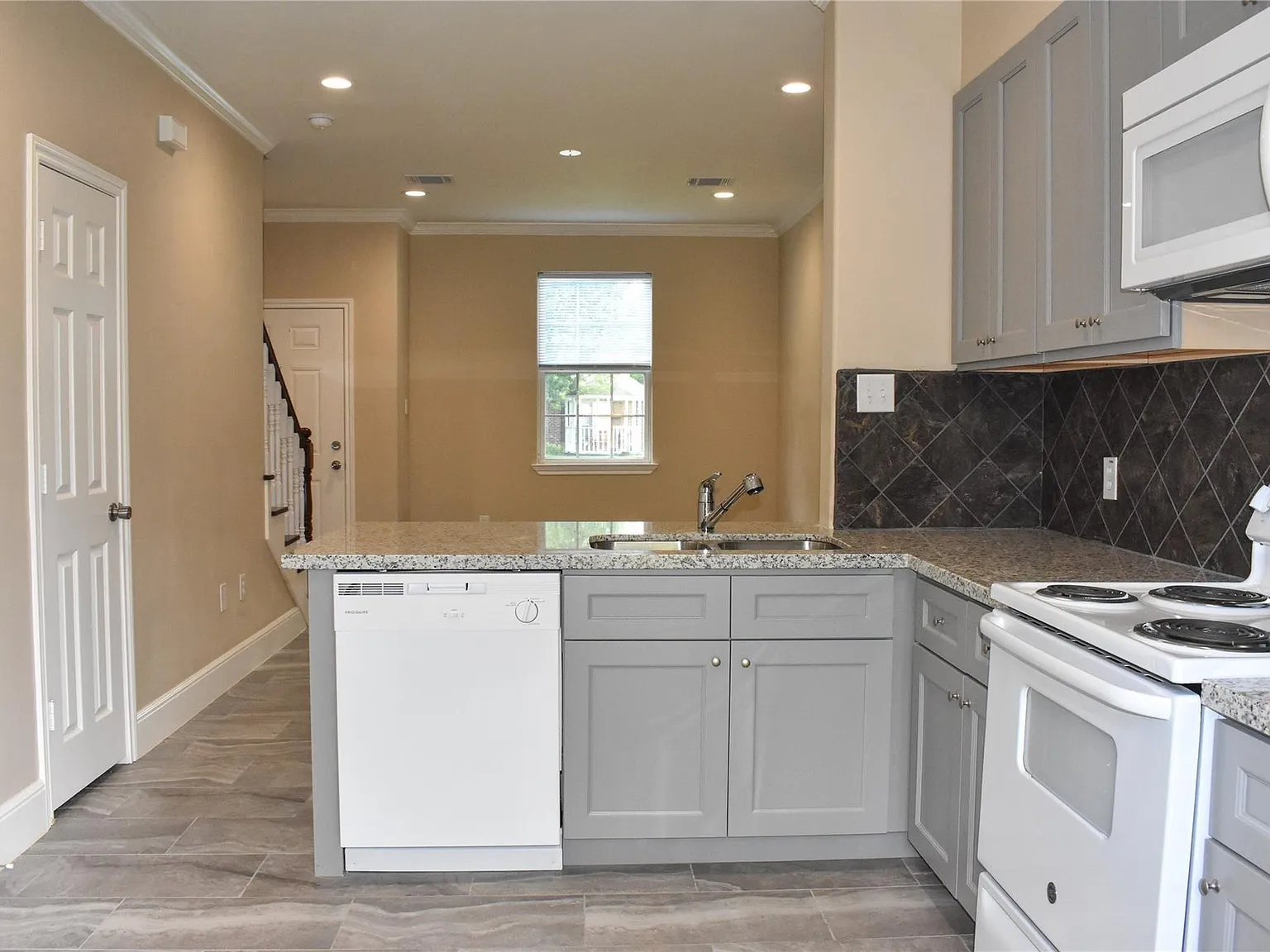 2 bed, 1.5 bath, 900 sqft, $1,350 — Photo 3