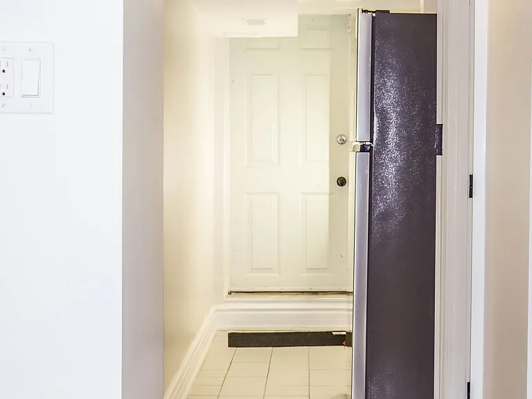 222 Markham St #BASEMENT — Photo 13