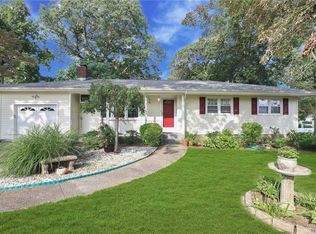 24 Dogwood Rd, Kings Park, NY 11754