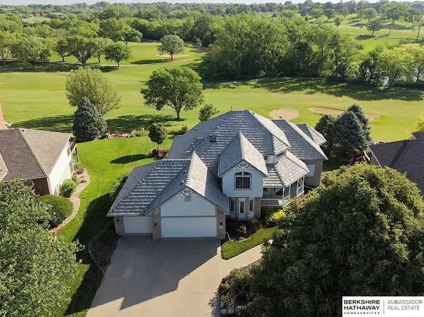 710 Bailey Dr, Papillion, NE 68046