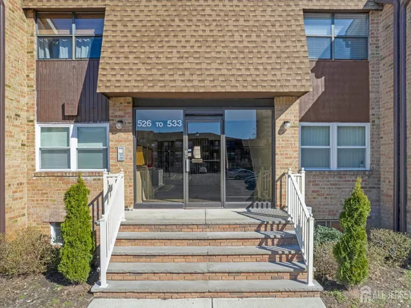 529 Sharon Garden Ct, Woodbridge, NJ 07095