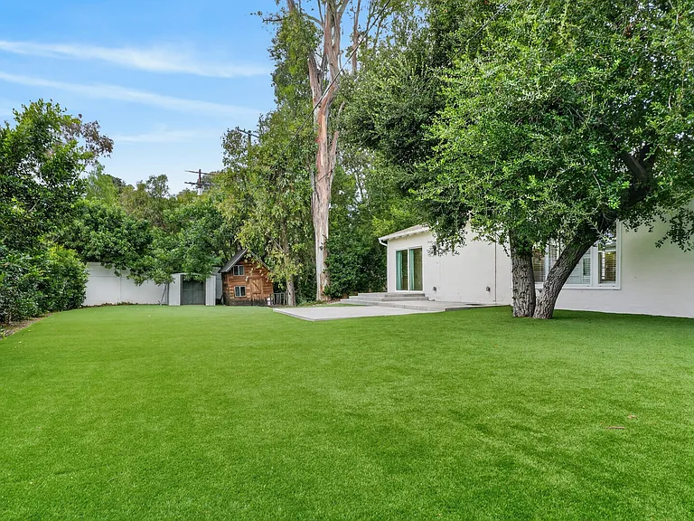 4711 Tyrone Ave — Photo 12