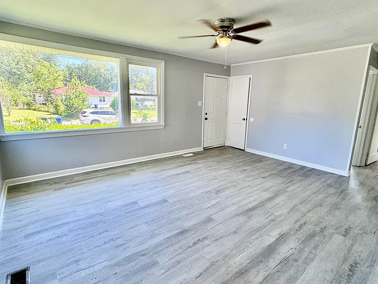 425 New River Dr — Photo 2