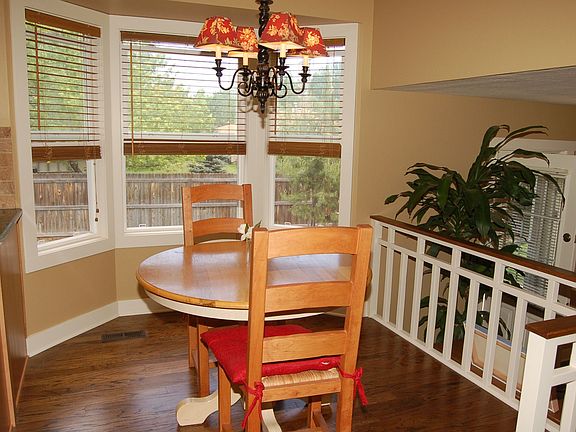 Eat-in kitchen w/wood flrs