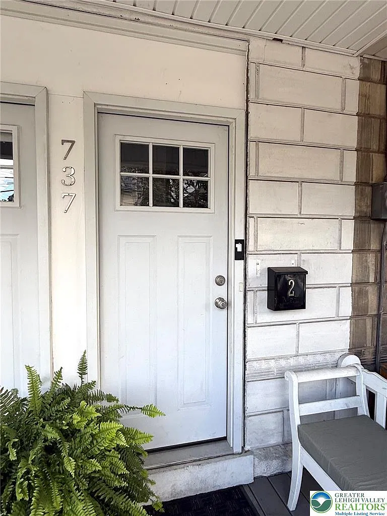 3 bed, 1.0 bath, 1200 sqft, $1,750 — Photo 2