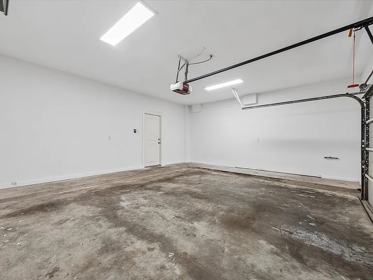 2510 Genesee St — Photo 33