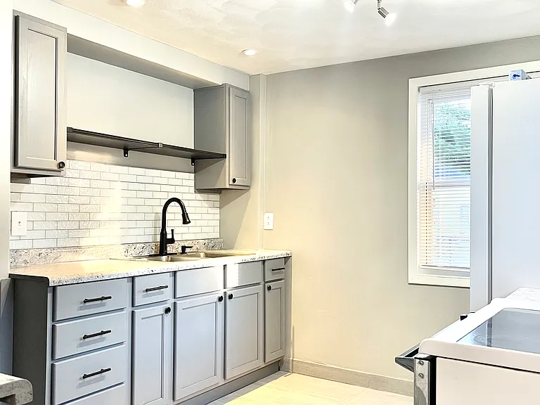 1005 N State St — Photo 4