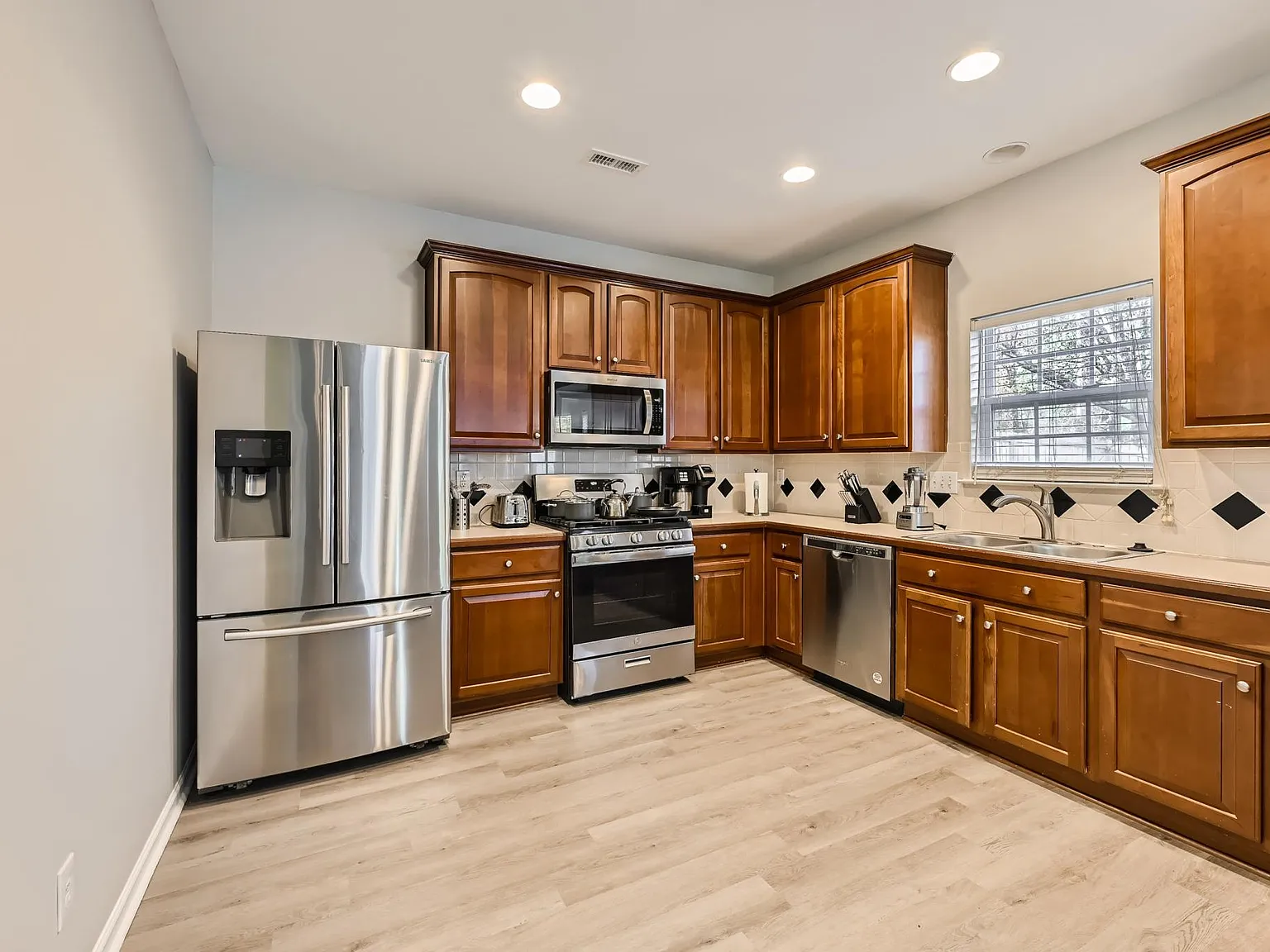 5 bed, 2.5 bath, 2700 sqft, $7,900 — Photo 4