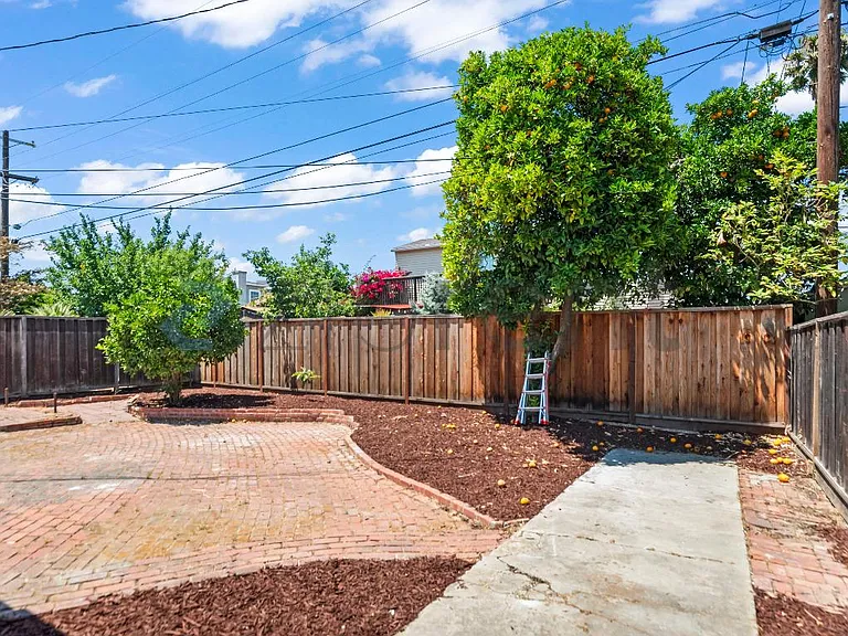 1835 Catherine St — Photo 30