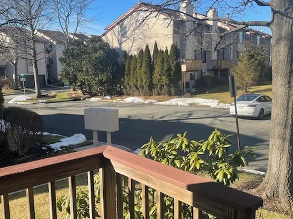 42 Vista Dr, Nanuet, NY 10954