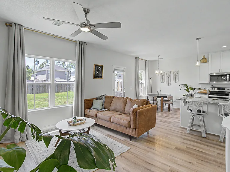 900 Grayson Ave — Photo 2