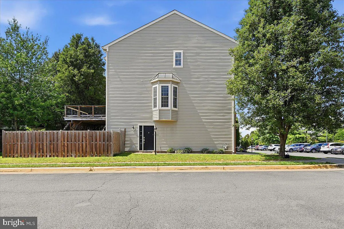 3 bed, 2.5 bath, 1736 sqft, $3,200 — Photo 4