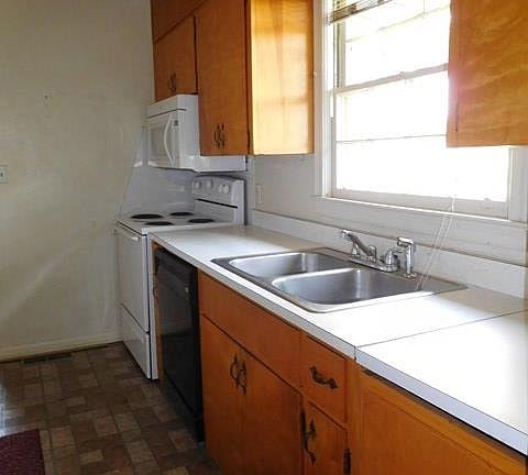 5th image of 3328 Kemble Ave