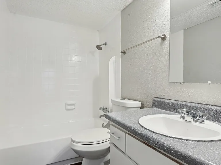Rock Island Apartments — Photo 11