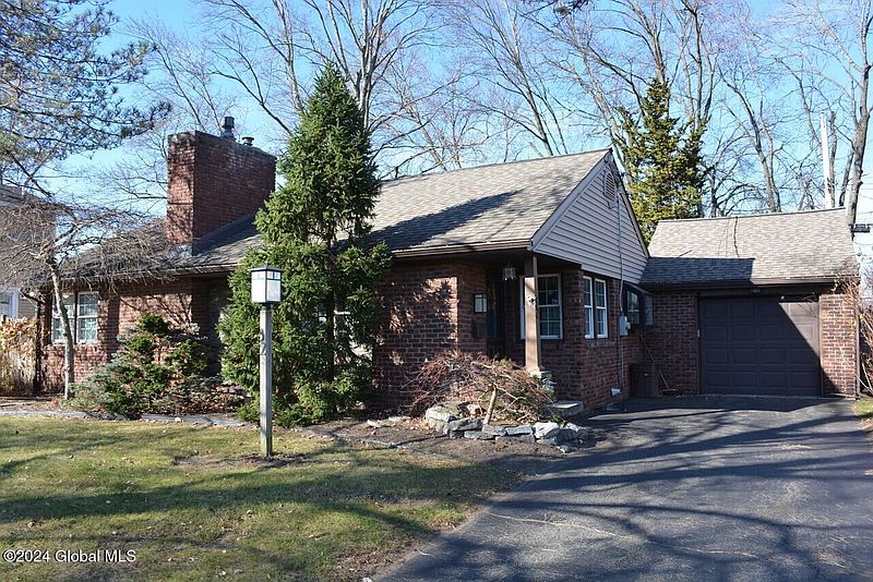 3rd image of 32 Forest Drive