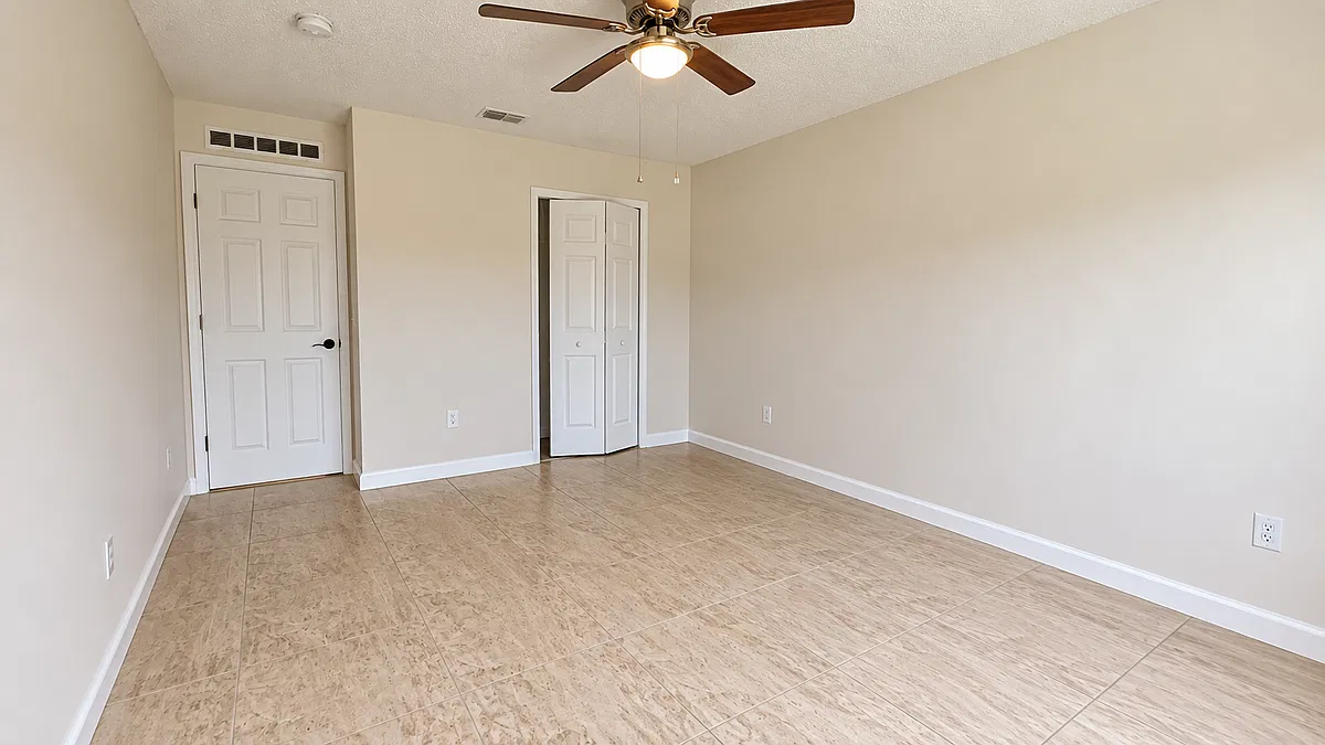 5 bed, 2.5 bath, 2215 sqft, $775 — Photo 3
