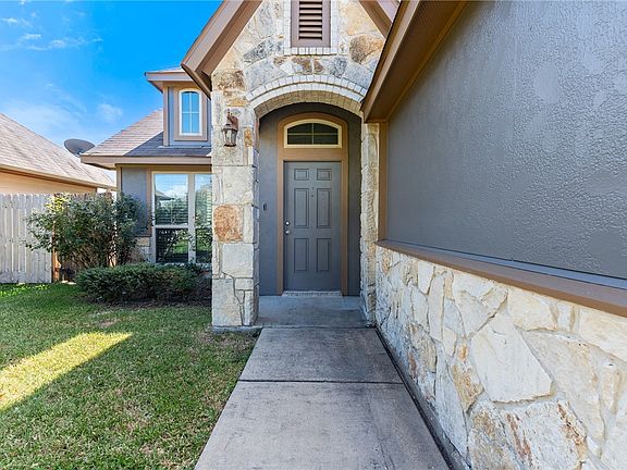 4th image of 1006 Venice Dr