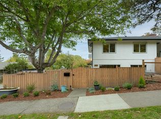 2207 Victor St, Victoria, BC V8R 4C6