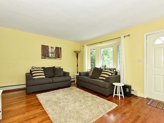 4th image of 538 Stewart Ave