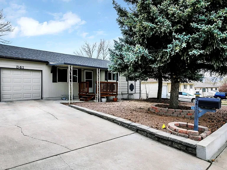 341 Longfellow Dr — Photo 1