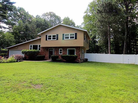 3rd image of 8 Aspen Ln