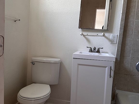 4th image of 1340 E 51st St APT 1