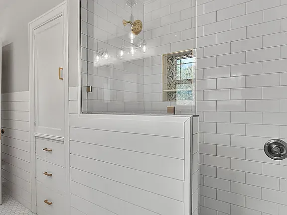 Upstairs full bath