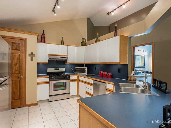 3rd image of 10920 Sleeper St