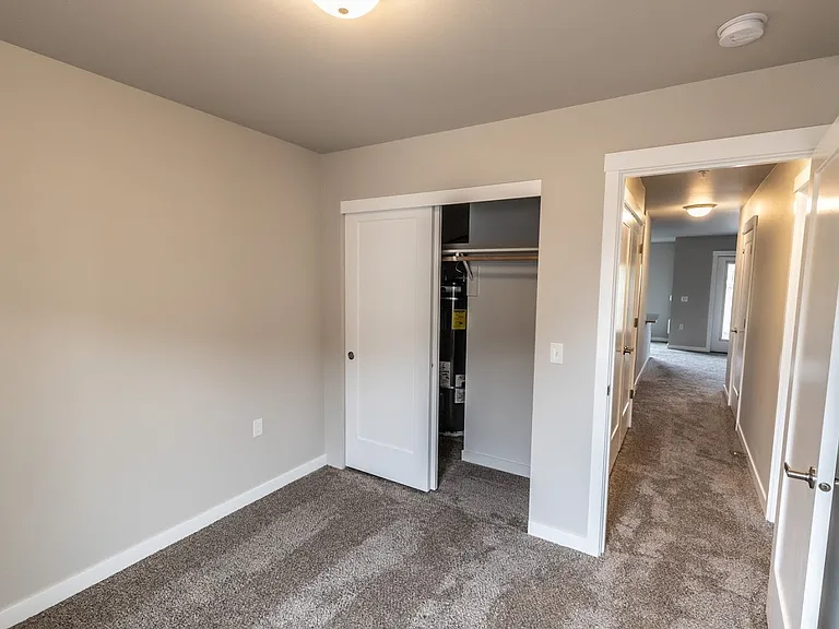 Evergreen Valley Apartments — Photo 28