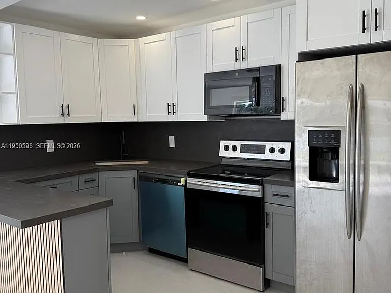 1056 SW 2nd St #1056 — Photo 2