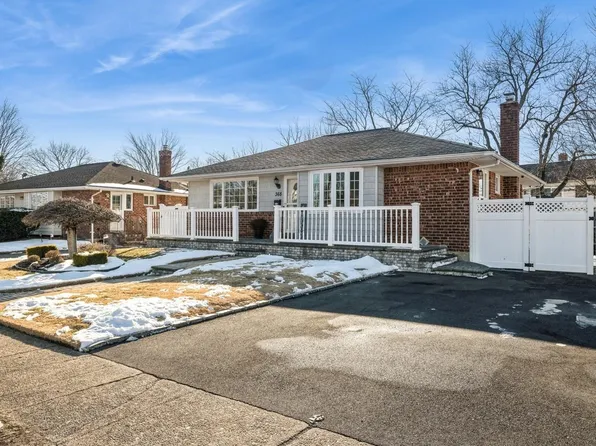 368 Coleridge Street, Levittown, NY 11756