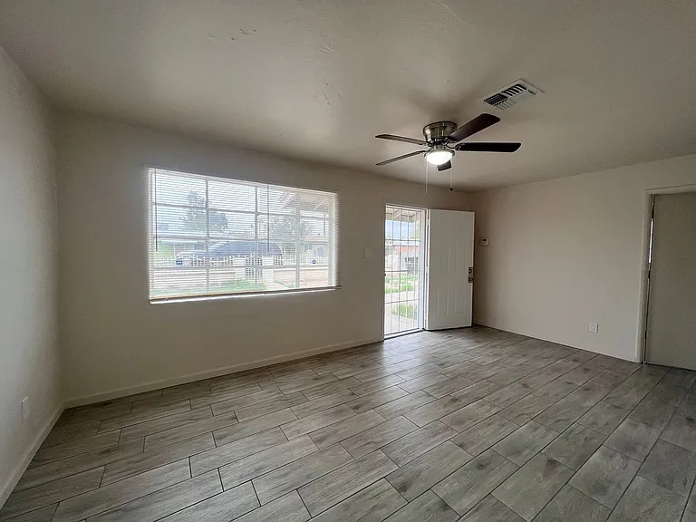2233 E Wood St — Photo 13