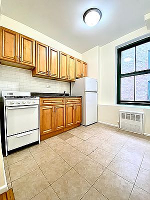 4th image of 519 E 78th St APT 4A