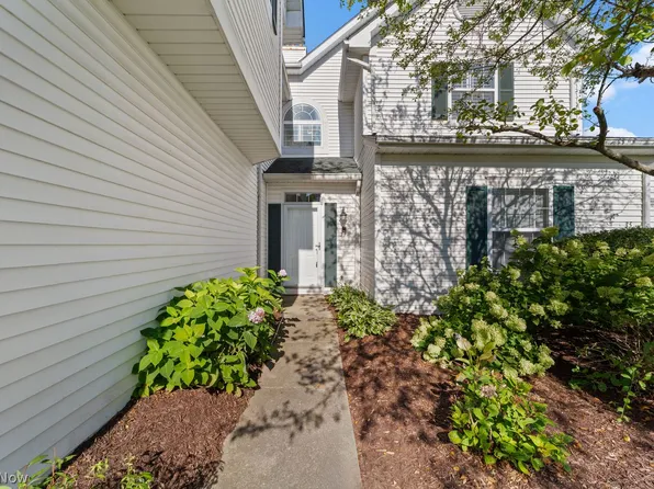 33 Vista Cir #40B, North Olmsted, OH 44070