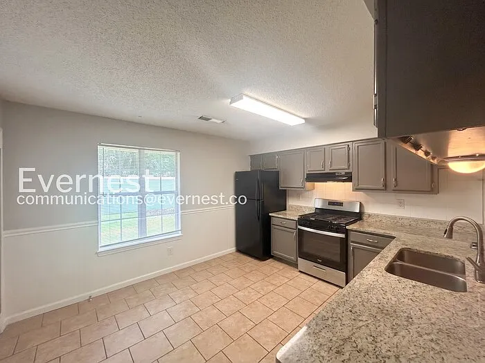 2912 Waverly Dr — Photo 6