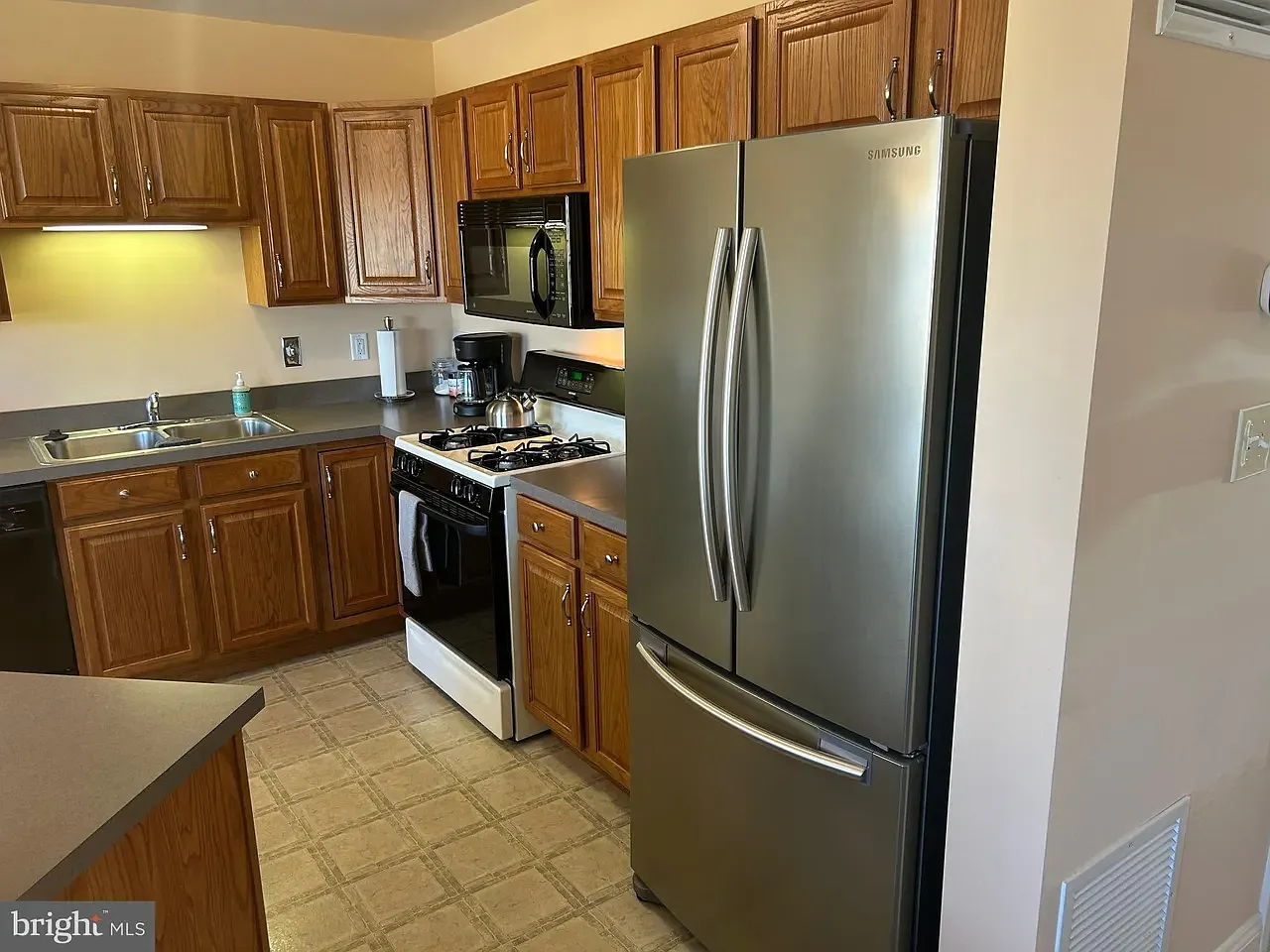 3 bed, 1481 sqft, $2,349 — Photo 2