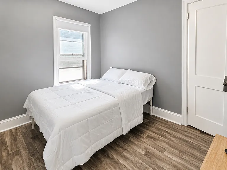 Flexible bedroom space suitable for sleeping or workspace