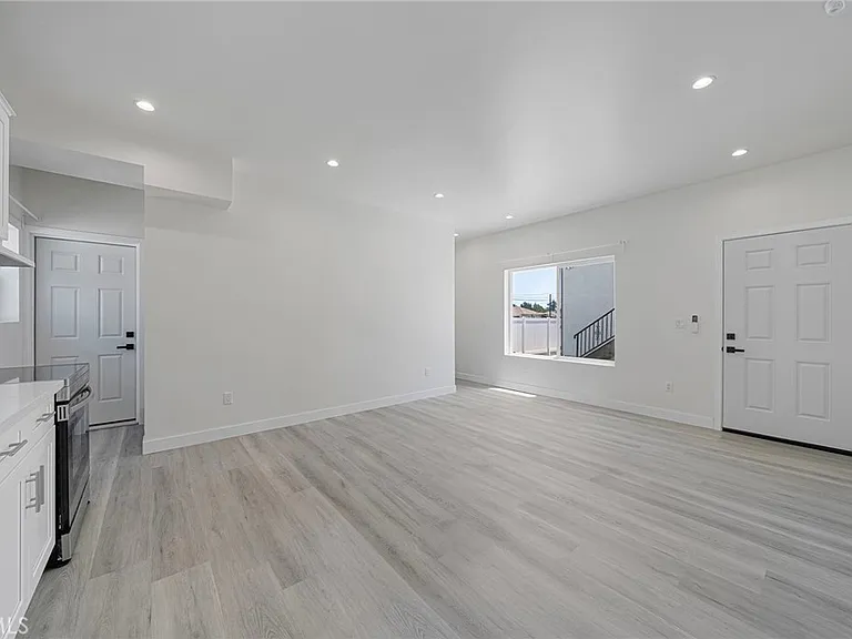 2423 S Myrtle Ave — Photo 16