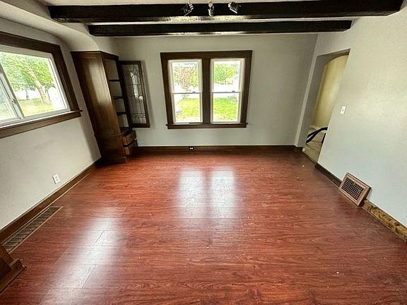 5th image of 27110 Shoreview Ave