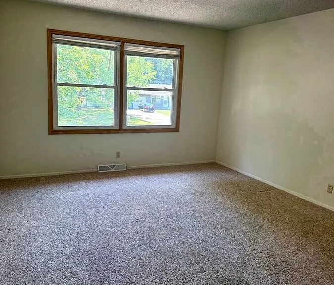1607 Maiden Ln — Photo 5