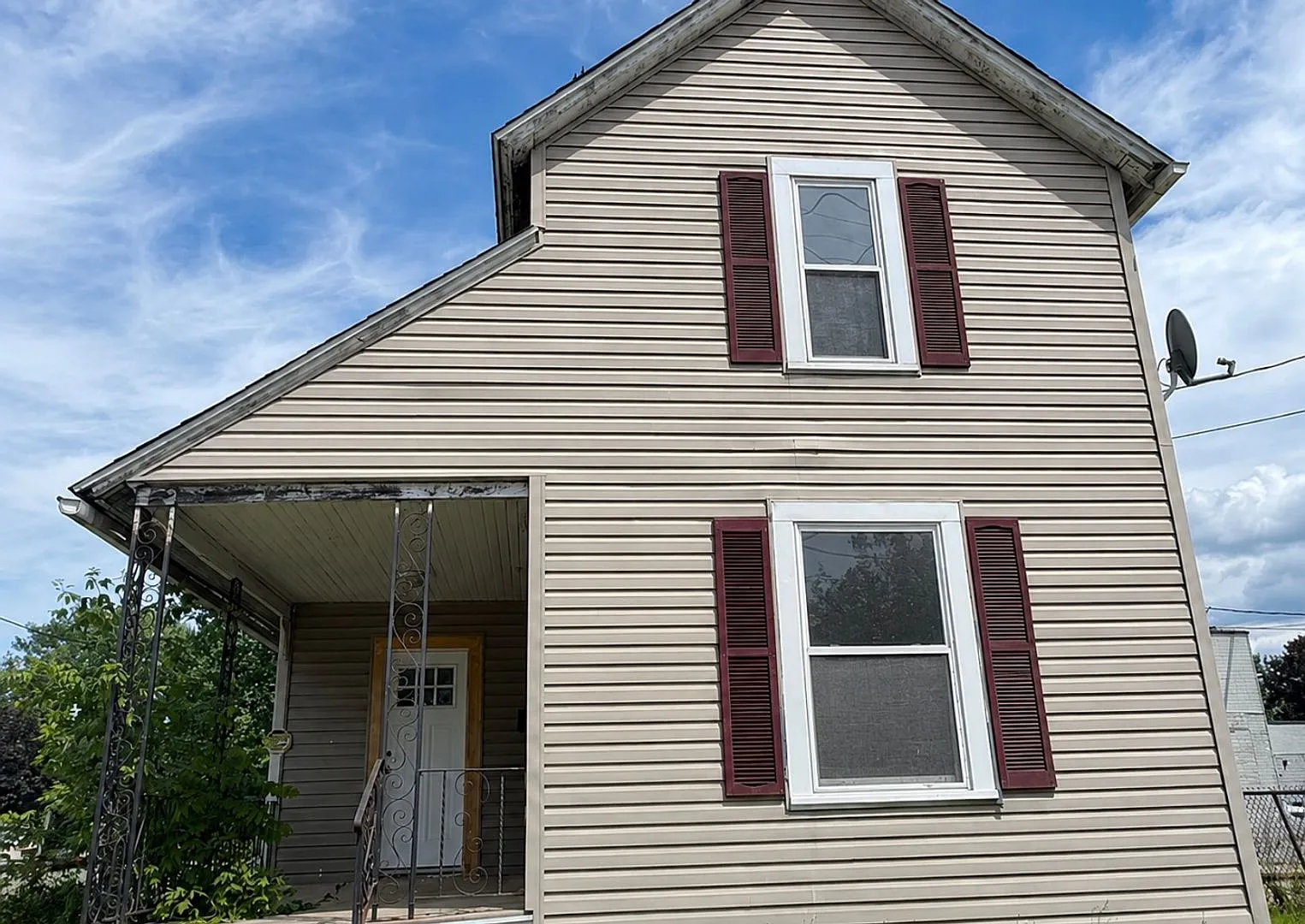 3 Bed / 1 Bath Spacious Layout with Walk-In Closet & First-Floor Laundry! — Photo 1